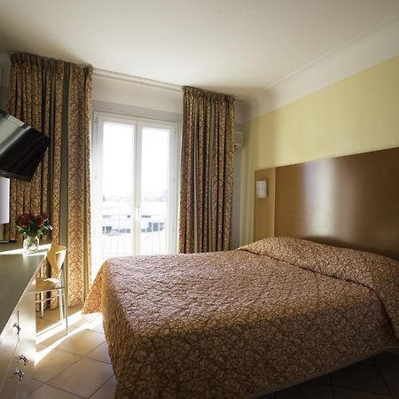 Albergo Hotel Saint-Laurent-du-Var 외부 사진
