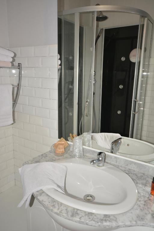Albergo Hotel Saint-Laurent-du-Var 객실 사진