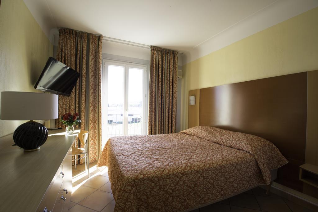 Albergo Hotel Saint-Laurent-du-Var 외부 사진
