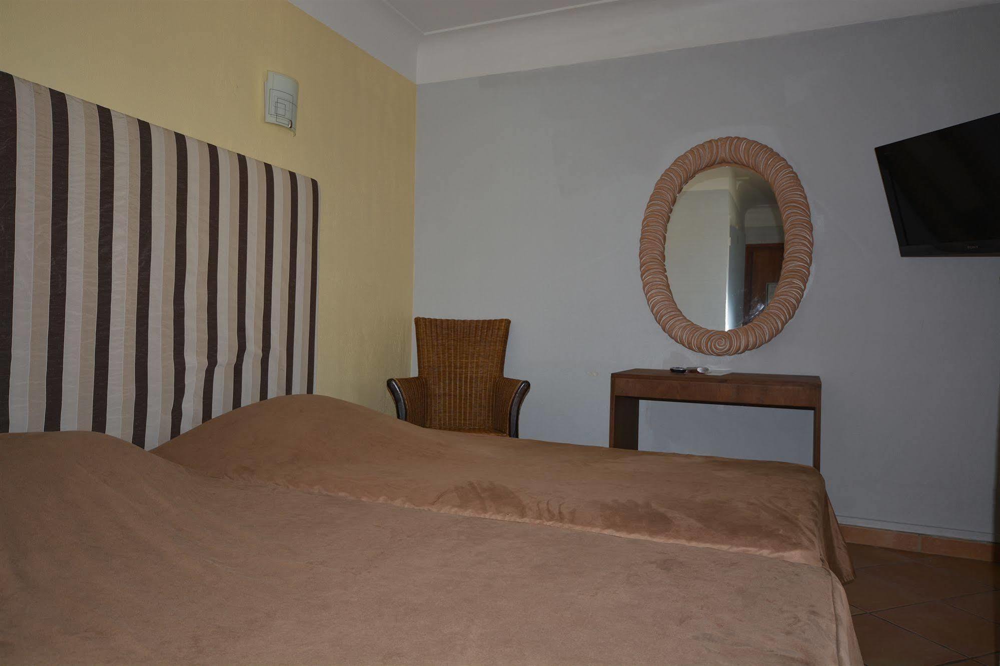 Albergo Hotel Saint-Laurent-du-Var 외부 사진