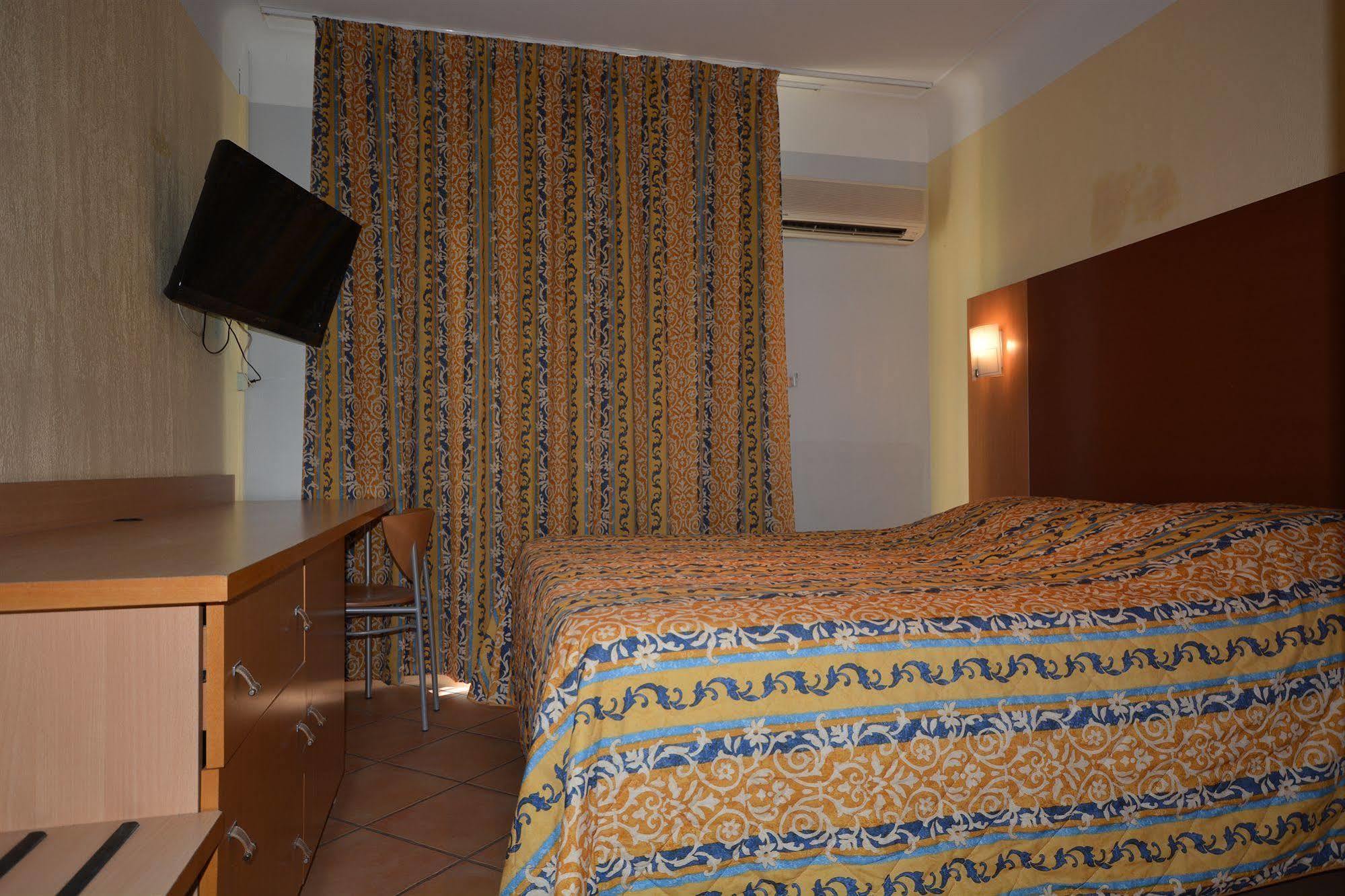 Albergo Hotel Saint-Laurent-du-Var 외부 사진